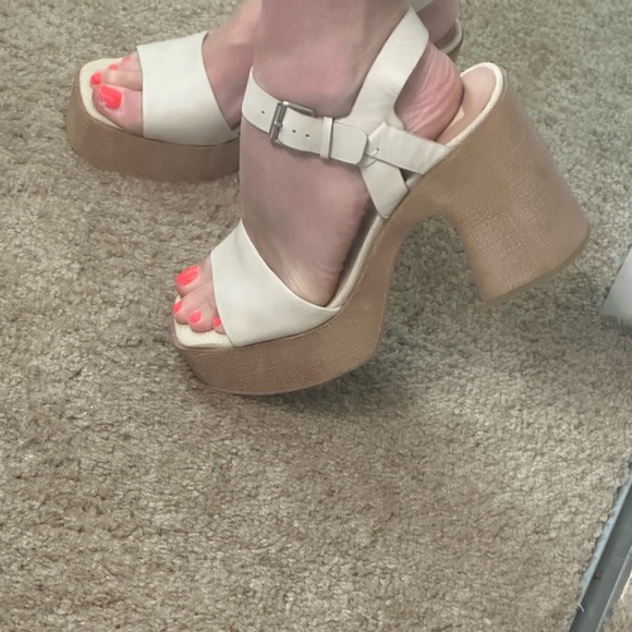 Dolce Vita Cream and Tan Platform Sandals - Picture 3 of 8